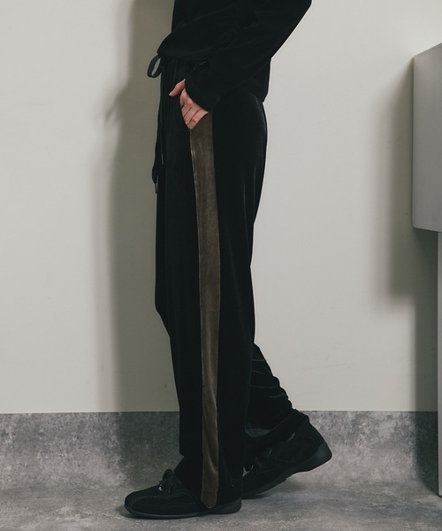 ANOTHER S(アナザーエス)の「ベロアサイドラインストレートパンツ(その他パンツ・レディース・ブラック/ネイビー/ブラウン・FREE)」の4枚目の写真