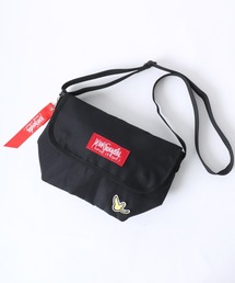 （What it isNt）ART BY MARKGONZALES | (What it isNt） ART BY MARK GONZALES/(ワットイットイズント) アートバイマークゴンザレス ロゴ チャーム付き フラップミニショルダーバッグ/ポーチ/レディース メンズ(ショルダーバッグ)