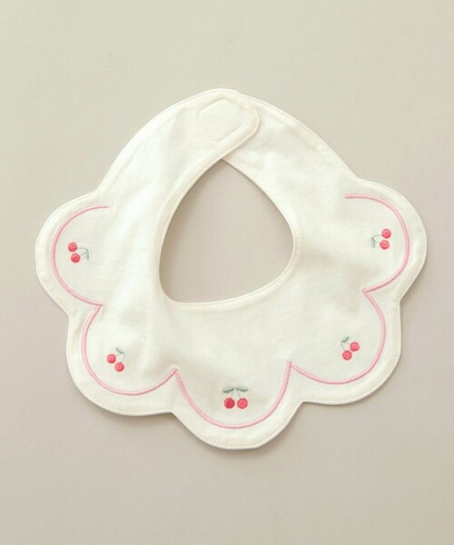 BRANSHES(ブランシェス)の「さくらんぼ刺繍スタイ(スタイ/よだれかけ・キッズ・アイボリー/ピンク・FREE)」の2枚目の写真