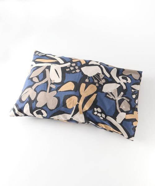journal standard Furniture （ジャーナルスタンダードファニチャー）の「FLOWER PILLOW CASE 43x63　ピローケース（インテリア雑貨・レディース・ブルー系その他・FREE）」の2枚目の写真