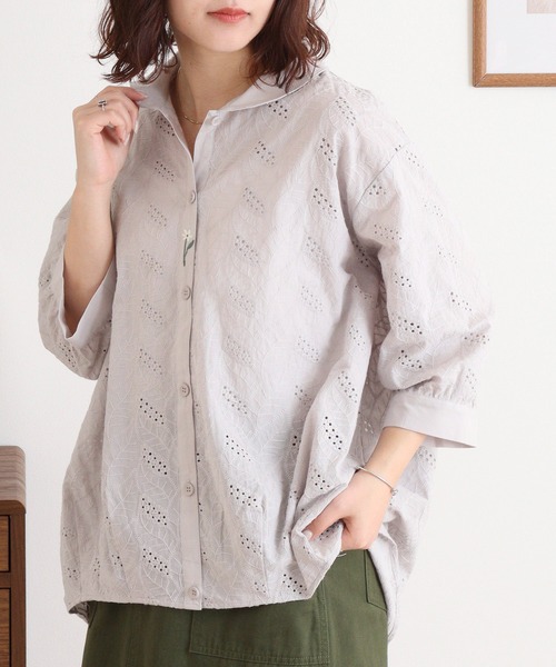 Emago(イマゴ)の「EMAGO 透かし刺繍シャツ(シャツ/ブラウス・レディース・ラベンダー/グレー/グリーン・FREE)」の4枚目の写真