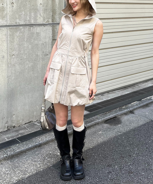 SPIRALGIRL(スパイラルガール)の「フード付きポケットバルーンワンピース(ワンピース・レディース・カーキ/ブラック/ベージュ・FREE)」の11枚目の写真