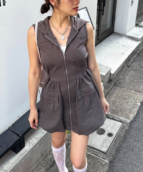 SPIRALGIRL(スパイラルガール)の「フード付きポケットバルーンワンピース(ワンピース・レディース・カーキ/ブラック/ベージュ・FREE)」の1枚目の写真