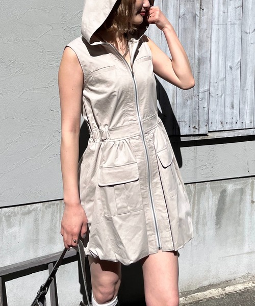 SPIRALGIRL(スパイラルガール)の「フード付きポケットバルーンワンピース(ワンピース・レディース・カーキ/ブラック/ベージュ・FREE)」の6枚目の写真