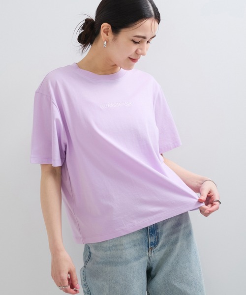 GUESS JEANS（ゲスジーンズ）の「【GUESS】BOXY EMBRO LOGO TEE（Tシャツ/カットソー・レディース・ブラック/パープル系その他5/ミント/ホワイト/イエロー系その他2・FREE）」の4枚目の写真