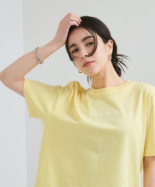 GUESS JEANS（ゲスジーンズ）の「【GUESS】BOXY EMBRO LOGO TEE（Tシャツ/カットソー・レディース・ブラック/パープル系その他5/ミント/ホワイト/イエロー系その他2・FREE）」の5枚目の写真