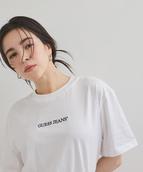 GUESS JEANS（ゲスジーンズ）の「【GUESS】BOXY EMBRO LOGO TEE（Tシャツ/カットソー・レディース・ブラック/パープル系その他5/ミント/ホワイト/イエロー系その他2・FREE）」の10枚目の写真