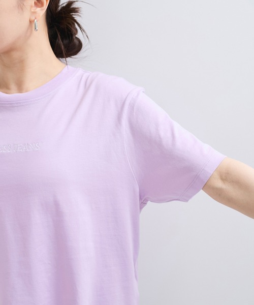 GUESS JEANS（ゲスジーンズ）の「【GUESS】BOXY EMBRO LOGO TEE（Tシャツ/カットソー・レディース・ブラック/パープル系その他5/ミント/ホワイト/イエロー系その他2・FREE）」の16枚目の写真