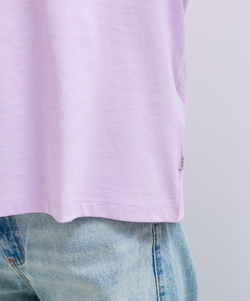 GUESS JEANS（ゲスジーンズ）の「【GUESS】BOXY EMBRO LOGO TEE（Tシャツ/カットソー・レディース・ブラック/パープル系その他5/ミント/ホワイト/イエロー系その他2・FREE）」の17枚目の写真