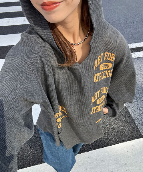 RePRODUCTION LABEL(リプロダクションレーベル)の「【RePRODUCTION LABEL / リプロダクションレーベル】サーマルスキッパーフーディー(Tシャツ/カットソー・レディース・チャコールグレー/ブルー・FREE)」の2枚目の写真