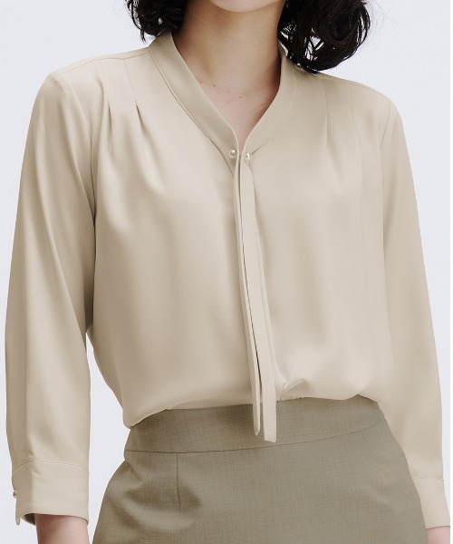 AOYAMA（アオヤマ）の「【UVカット】パールボタンボウタイブラウス7分袖/ホワイト/ライトベージュ/ブルー｜通勤＆オフィス＆入卒＆セレモニー＆オケージョン｜紫外線対策・ストレッチ・ボウタイ付き｜（シャツ/ブラウス・レディース・ライトベージュ/ブルー/ホワイト・M/S/LL/L）」の2枚目の写真