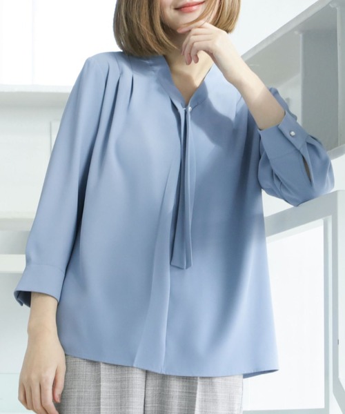 AOYAMA（アオヤマ）の「【UVカット】パールボタンボウタイブラウス7分袖/ホワイト/ライトベージュ/ブルー｜通勤＆オフィス＆入卒＆セレモニー＆オケージョン｜紫外線対策・ストレッチ・ボウタイ付き｜（シャツ/ブラウス・レディース・ライトベージュ/ブルー/ホワイト・M/S/LL/L）」の3枚目の写真