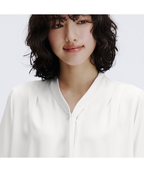 AOYAMA（アオヤマ）の「【UVカット】パールボタンボウタイブラウス7分袖/ホワイト/ライトベージュ/ブルー｜通勤＆オフィス＆入卒＆セレモニー＆オケージョン｜紫外線対策・ストレッチ・ボウタイ付き｜（シャツ/ブラウス・レディース・ライトベージュ/ブルー/ホワイト・M/S/LL/L）」の14枚目の写真