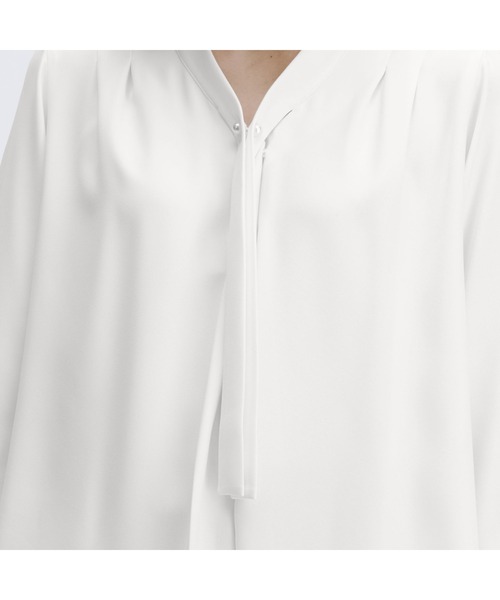 AOYAMA（アオヤマ）の「【UVカット】パールボタンボウタイブラウス7分袖/ホワイト/ライトベージュ/ブルー｜通勤＆オフィス＆入卒＆セレモニー＆オケージョン｜紫外線対策・ストレッチ・ボウタイ付き｜（シャツ/ブラウス・レディース・ライトベージュ/ブルー/ホワイト・M/S/LL/L）」の15枚目の写真