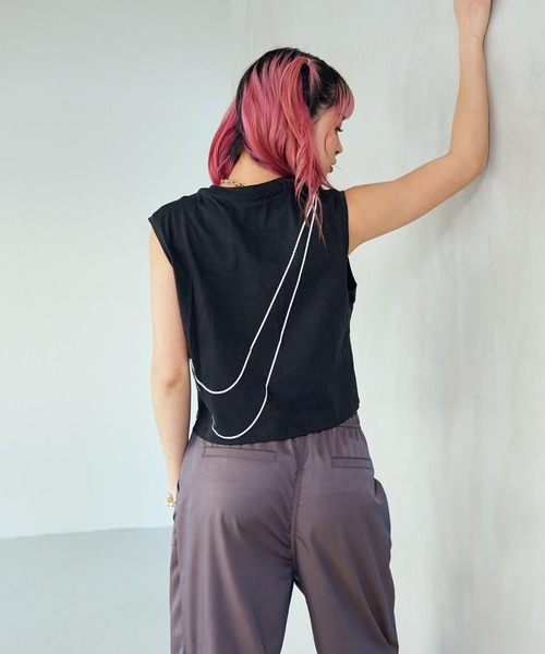 NIKE(ナイキ)の「ナイキ スポーツウェア クラブ ウィメンズ スリーブレス クロップド Tシャツ / Nike Sportswear Club Women's Sleeveless Cropped Tee HF9532-010 Black(タンクトップ・レディース・ブラック・M/XS/L/S/XL)」の4枚目の写真