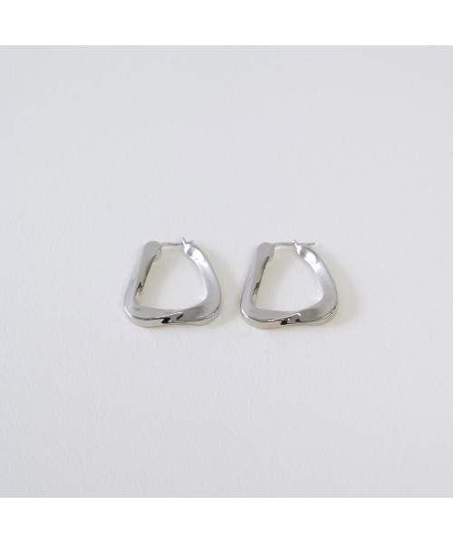 LENERA(レネラ)の「ねじれフープピアス大(ピアス(両耳用)・レディース・シルバー/ゴールド・SMALL/MEDIUM)」の3枚目の写真