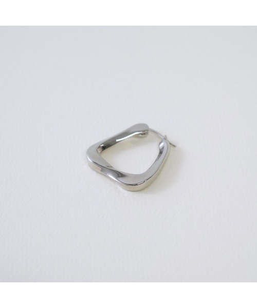 LENERA(レネラ)の「ねじれフープピアス大(ピアス(両耳用)・レディース・シルバー/ゴールド・SMALL/MEDIUM)」の4枚目の写真