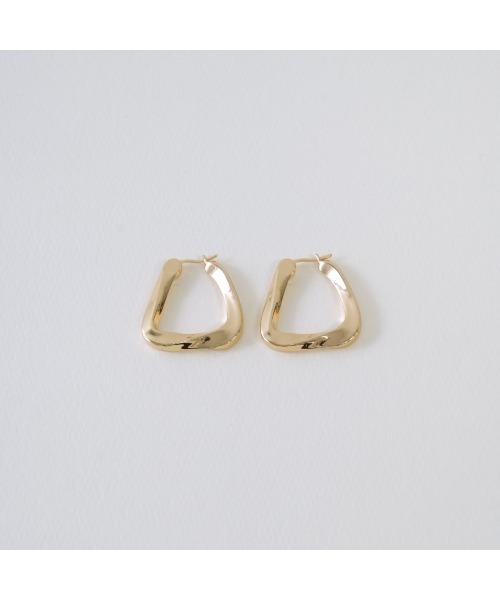 LENERA(レネラ)の「ねじれフープピアス大(ピアス(両耳用)・レディース・シルバー/ゴールド・SMALL/MEDIUM)」の6枚目の写真