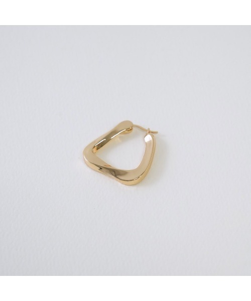 LENERA(レネラ)の「ねじれフープピアス大(ピアス(両耳用)・レディース・シルバー/ゴールド・SMALL/MEDIUM)」の7枚目の写真