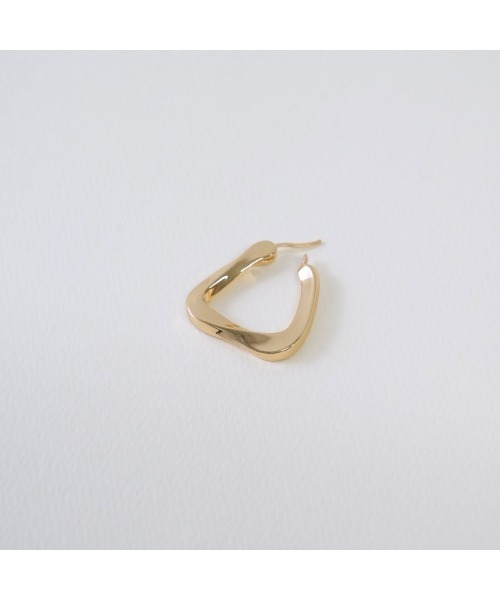 LENERA(レネラ)の「ねじれフープピアス大(ピアス(両耳用)・レディース・シルバー/ゴールド・SMALL/MEDIUM)」の8枚目の写真