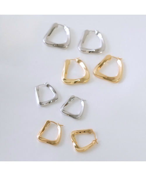 LENERA(レネラ)の「ねじれフープピアス大(ピアス(両耳用)・レディース・シルバー/ゴールド・SMALL/MEDIUM)」の18枚目の写真