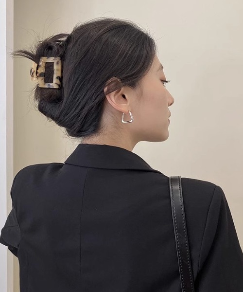 LENERA(レネラ)の「ねじれフープピアス大(ピアス(両耳用)・レディース・シルバー/ゴールド・SMALL/MEDIUM)」の19枚目の写真