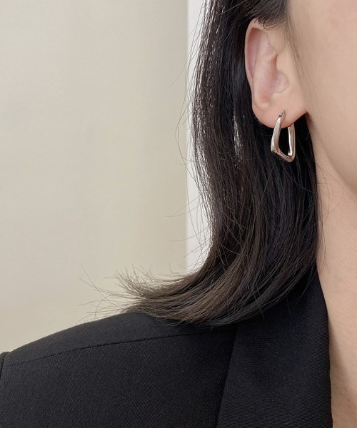 LENERA(レネラ)の「ねじれフープピアス大(ピアス(両耳用)・レディース・シルバー/ゴールド・SMALL/MEDIUM)」の21枚目の写真
