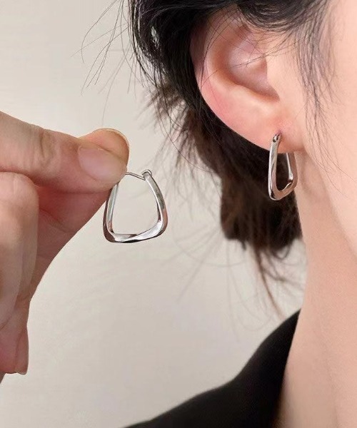 LENERA(レネラ)の「ねじれフープピアス大(ピアス(両耳用)・レディース・シルバー/ゴールド・SMALL/MEDIUM)」の22枚目の写真