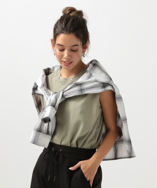 BAYFLOW（ベイフロー）の「[接触冷感/しなやかな肌触り]シルケットノースリーブT（Tシャツ/カットソー・レディース・ブラック/カーキ/オフホワイト/ネイビー・SMALL/MEDIUM）」の3枚目の写真