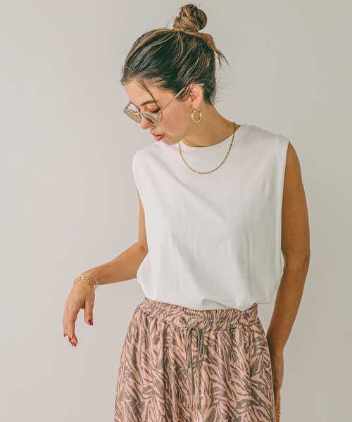 BAYFLOW（ベイフロー）の「[接触冷感/しなやかな肌触り]シルケットノースリーブT（Tシャツ/カットソー・レディース・ブラック/カーキ/オフホワイト/ネイビー・SMALL/MEDIUM）」の6枚目の写真