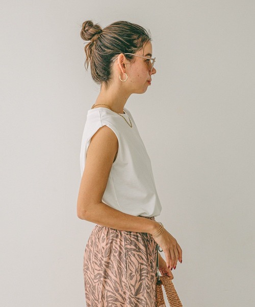 BAYFLOW（ベイフロー）の「[接触冷感/しなやかな肌触り]シルケットノースリーブT（Tシャツ/カットソー・レディース・ブラック/カーキ/オフホワイト/ネイビー・SMALL/MEDIUM）」の7枚目の写真