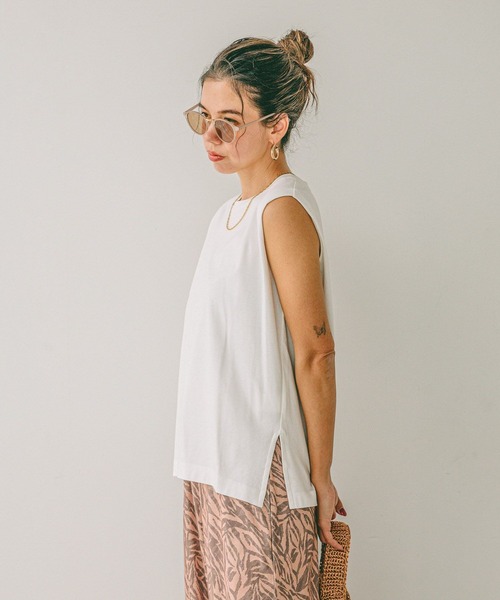 BAYFLOW（ベイフロー）の「[接触冷感/しなやかな肌触り]シルケットノースリーブT（Tシャツ/カットソー・レディース・ブラック/カーキ/オフホワイト/ネイビー・SMALL/MEDIUM）」の8枚目の写真