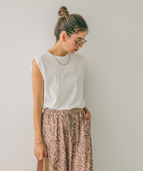 BAYFLOW（ベイフロー）の「[接触冷感/しなやかな肌触り]シルケットノースリーブT（Tシャツ/カットソー・レディース・ブラック/カーキ/オフホワイト/ネイビー・SMALL/MEDIUM）」の9枚目の写真