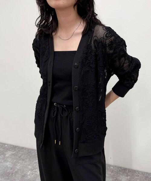 fredy emue（フレディエミュ）の「フラワーコード刺繍Vネックカーディガン（カーディガン/ボレロ・レディース・オフホワイト/ブラック・38）」の2枚目の写真