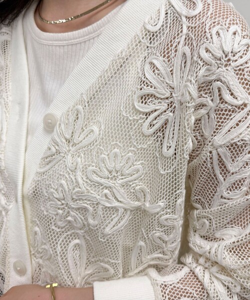 fredy emue（フレディエミュ）の「フラワーコード刺繍Vネックカーディガン（カーディガン/ボレロ・レディース・オフホワイト/ブラック・38）」の20枚目の写真