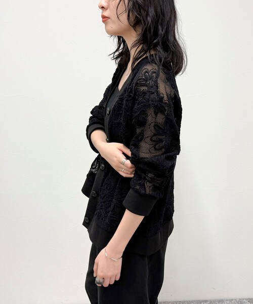 fredy emue（フレディエミュ）の「フラワーコード刺繍Vネックカーディガン（カーディガン/ボレロ・レディース・オフホワイト/ブラック・38）」の17枚目の写真