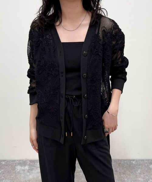 fredy emue（フレディエミュ）の「フラワーコード刺繍Vネックカーディガン（カーディガン/ボレロ・レディース・オフホワイト/ブラック・38）」の15枚目の写真