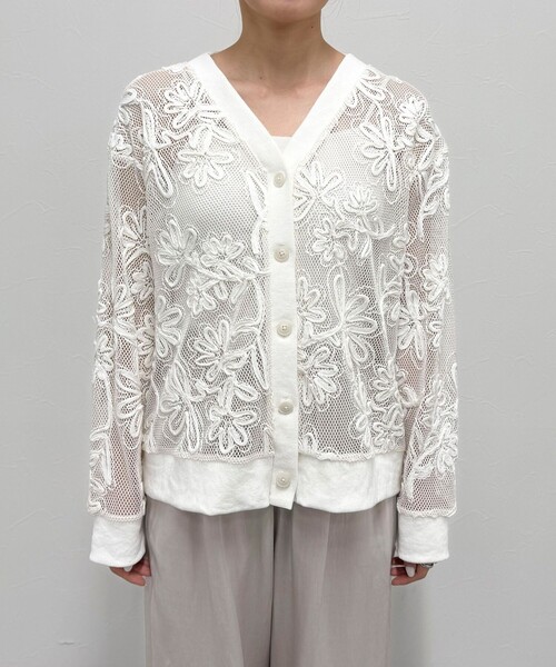 fredy emue（フレディエミュ）の「フラワーコード刺繍Vネックカーディガン（カーディガン/ボレロ・レディース・オフホワイト/ブラック・38）」の9枚目の写真
