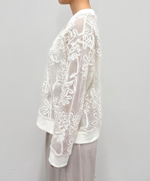 fredy emue（フレディエミュ）の「フラワーコード刺繍Vネックカーディガン（カーディガン/ボレロ・レディース・オフホワイト/ブラック・38）」の8枚目の写真