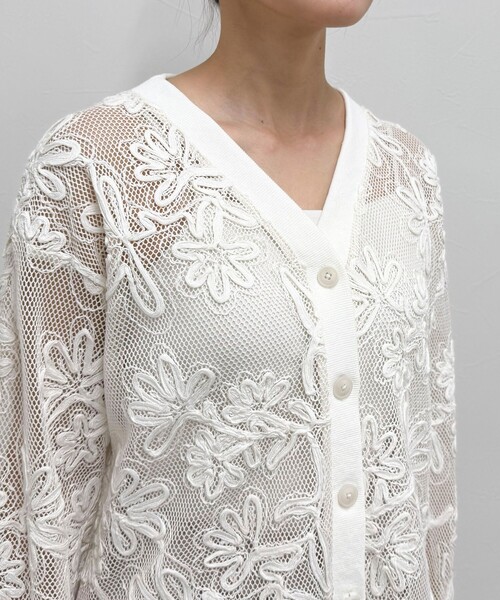 fredy emue（フレディエミュ）の「フラワーコード刺繍Vネックカーディガン（カーディガン/ボレロ・レディース・オフホワイト/ブラック・38）」の6枚目の写真