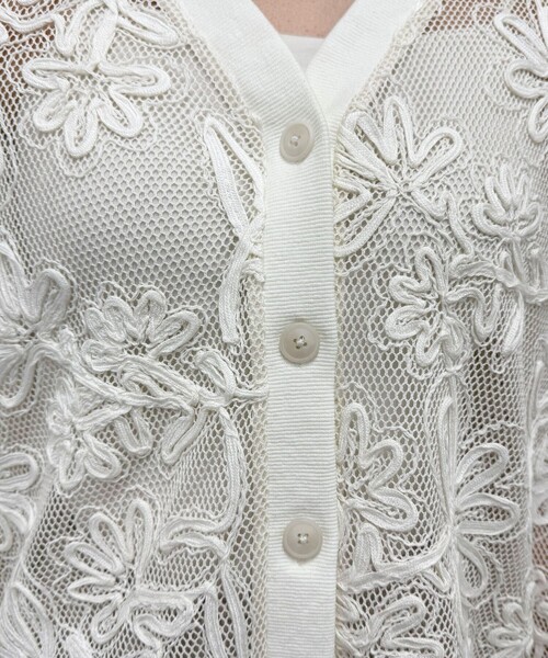 fredy emue（フレディエミュ）の「フラワーコード刺繍Vネックカーディガン（カーディガン/ボレロ・レディース・オフホワイト/ブラック・38）」の5枚目の写真