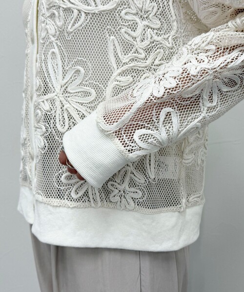 fredy emue（フレディエミュ）の「フラワーコード刺繍Vネックカーディガン（カーディガン/ボレロ・レディース・オフホワイト/ブラック・38）」の4枚目の写真