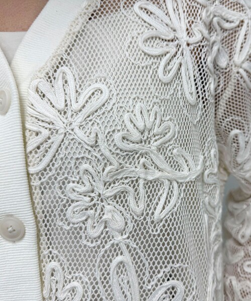 fredy emue（フレディエミュ）の「フラワーコード刺繍Vネックカーディガン（カーディガン/ボレロ・レディース・オフホワイト/ブラック・38）」の3枚目の写真