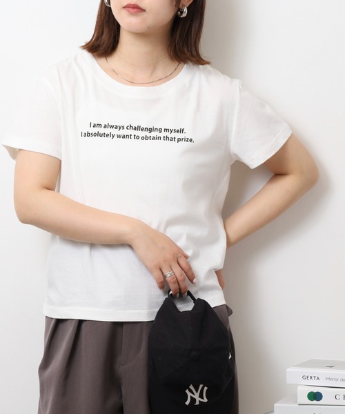 atONE(アットワン)の「オーバーサイズシルエットショート丈ロゴプリントTシャツ(Tシャツ/カットソー・レディース・ベージュ系その他3/ブラウン系その他3/ブラック系その他2/ブラック系その他/パープル系2/ブルー系1/ネイビー系5/カーキ系6/ベージュ系5/ブラック系6/ブラック系4/ホワイト系6/ホワイト系2/グリーン系その他4/ホワイト系1/ホワイト系5/ホワイト系4/ブラック系3・L/M)」の3枚目の写真