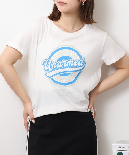 atONE(アットワン)の「オーバーサイズシルエットショート丈ロゴプリントTシャツ(Tシャツ/カットソー・レディース・ベージュ系その他3/ブラウン系その他3/ブラック系その他2/ブラック系その他/パープル系2/ブルー系1/ネイビー系5/カーキ系6/ベージュ系5/ブラック系6/ブラック系4/ホワイト系6/ホワイト系2/グリーン系その他4/ホワイト系1/ホワイト系5/ホワイト系4/ブラック系3・L/M)」の4枚目の写真