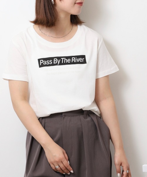 atONE(アットワン)の「オーバーサイズシルエットショート丈ロゴプリントTシャツ(Tシャツ/カットソー・レディース・ベージュ系その他3/ブラウン系その他3/ブラック系その他2/ブラック系その他/パープル系2/ブルー系1/ネイビー系5/カーキ系6/ベージュ系5/ブラック系6/ブラック系4/ホワイト系6/ホワイト系2/グリーン系その他4/ホワイト系1/ホワイト系5/ホワイト系4/ブラック系3・L/M)」の6枚目の写真