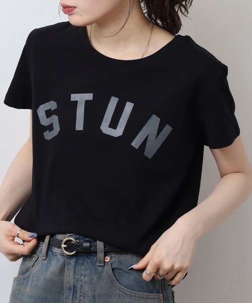atONE(アットワン)の「オーバーサイズシルエットショート丈ロゴプリントTシャツ(Tシャツ/カットソー・レディース・ベージュ系その他3/ブラウン系その他3/ブラック系その他2/ブラック系その他/パープル系2/ブルー系1/ネイビー系5/カーキ系6/ベージュ系5/ブラック系6/ブラック系4/ホワイト系6/ホワイト系2/グリーン系その他4/ホワイト系1/ホワイト系5/ホワイト系4/ブラック系3・L/M)」の8枚目の写真