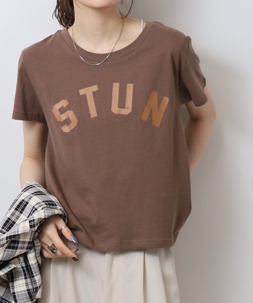 atONE(アットワン)の「オーバーサイズシルエットショート丈ロゴプリントTシャツ(Tシャツ/カットソー・レディース・ベージュ系その他3/ブラウン系その他3/ブラック系その他2/ブラック系その他/パープル系2/ブルー系1/ネイビー系5/カーキ系6/ベージュ系5/ブラック系6/ブラック系4/ホワイト系6/ホワイト系2/グリーン系その他4/ホワイト系1/ホワイト系5/ホワイト系4/ブラック系3・L/M)」の11枚目の写真