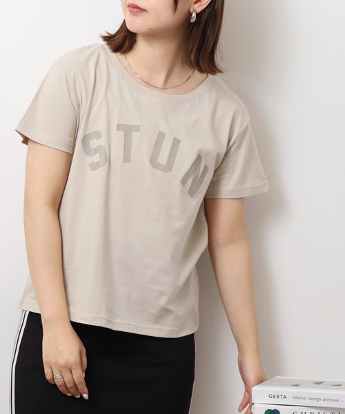 atONE(アットワン)の「オーバーサイズシルエットショート丈ロゴプリントTシャツ(Tシャツ/カットソー・レディース・ベージュ系その他3/ブラウン系その他3/ブラック系その他2/ブラック系その他/パープル系2/ブルー系1/ネイビー系5/カーキ系6/ベージュ系5/ブラック系6/ブラック系4/ホワイト系6/ホワイト系2/グリーン系その他4/ホワイト系1/ホワイト系5/ホワイト系4/ブラック系3・L/M)」の12枚目の写真