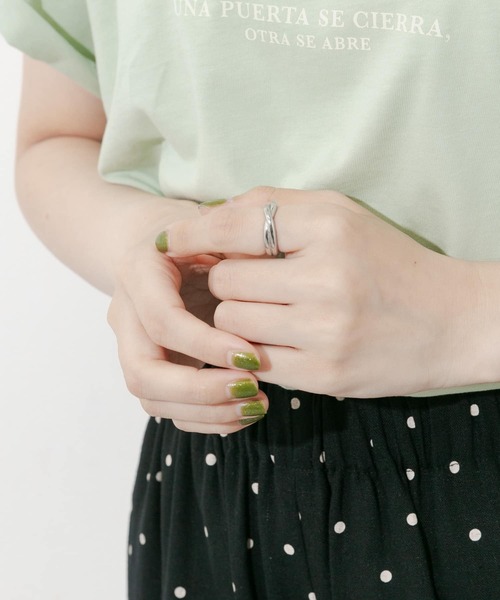 SMELLY（スメリー）の「ステンレスツイストリング（リング・レディース・シルバー・11）」の2枚目の写真